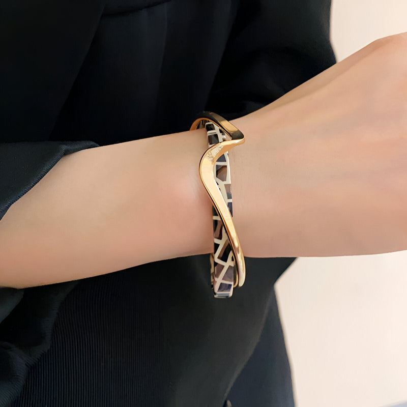 Bracelet jonc fin en métal doré avec motif léopard en acrylique beige et noir, style Valencia.