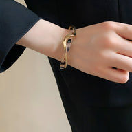 Bracelet jonc Valencia en acrylique léopard marron et métal doré, design fin et élégant.