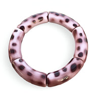 Bracelet jonc en acrylique rose à motifs léopard noirs segmenté pour femme.