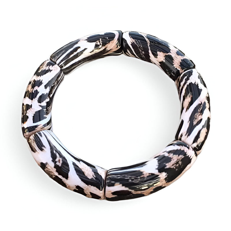 Bracelet jonc femme en acrylique avec motif léopard noir et beige style segments arrondis.