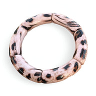 Bracelet jonc en acrylique avec motif léopard rose et noir, style segments incurvés.