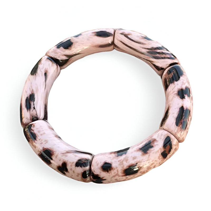 Bracelet jonc en acrylique avec motif léopard rose et noir, style segments incurvés.