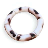 Bracelet jonc en acrylique blanc avec taches léopard marron foncé et noir style Oleandra.