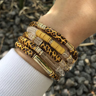 Bracelet jonc femme en acrylique avec motifs léopard et détails dorés, style superposé.