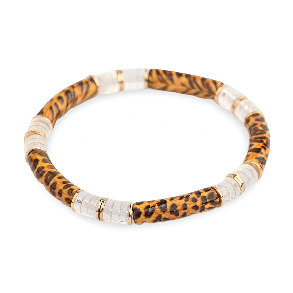 Bracelet jonc en acrylique avec motif léopard et sections transparentes espacées par des anneaux dorés.