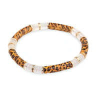 Bracelet jonc en acrylique avec motif léopard et sections transparentes espacées par des anneaux dorés.
