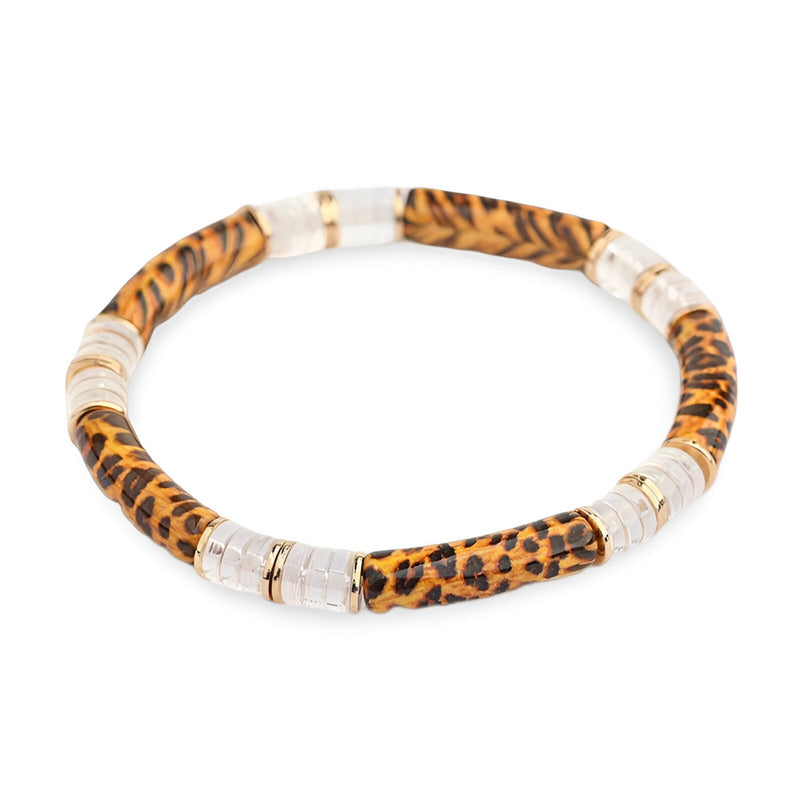 Bracelet jonc en acrylique avec motif léopard et sections transparentes espacées par des anneaux dorés.