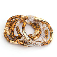 Bracelets joncs en acrylique avec motif léopard marron et détails dorés, style moderne pour femme.