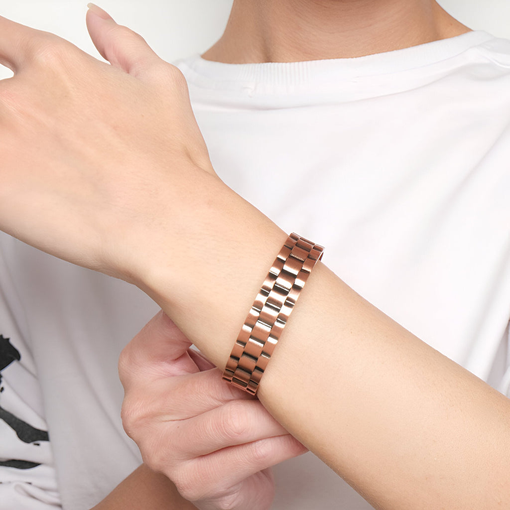 Bracelet jonc magnétique en cuivre bronze à maillons larges, porté au poignet homme.