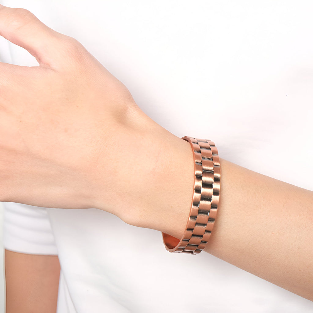 Bracelet jonc magnétique en cuivre bronze pour homme à maillons carrés et finition mate.