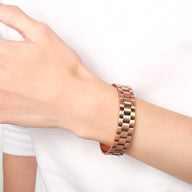 Bracelet jonc magnétique en cuivre bronze pour homme à maillons carrés et finition mate.