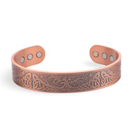 Bracelet jonc en cuivre bronze pour homme avec motifs gravés et aimants visibles à l'intérieur.