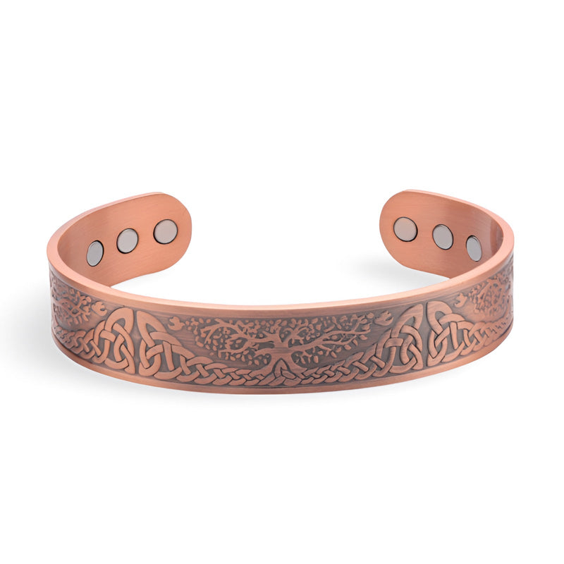 Bracelet jonc en cuivre bronze pour homme avec motifs gravés et aimants visibles à l'intérieur.