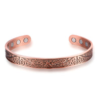 Bracelet jonc magnétique en cuivre bronze pour homme avec design celtique gravé et aimants intégrés.