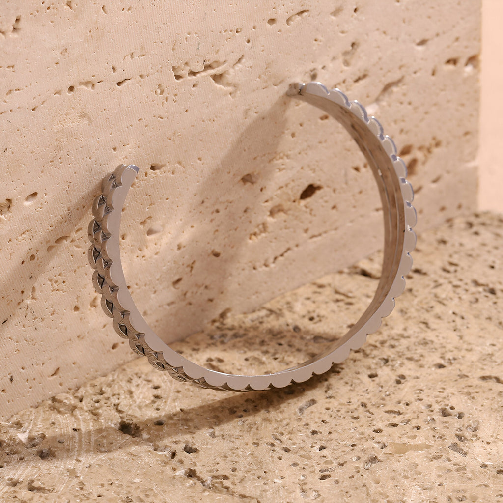 Bracelet jonc en acier inoxydable argenté avec maille gourmette fine et design minimaliste.