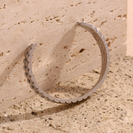 Bracelet jonc en acier inoxydable argenté avec maille gourmette fine et design minimaliste.