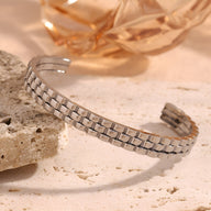 Bracelet jonc en acier inoxydable argenté avec maille gourmette raffinée, modèle Ella.