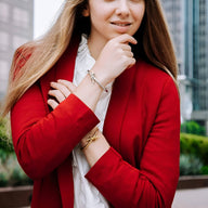 Bracelet jonc or avec nœud en acier inoxydable porté, style élégant et minimaliste.