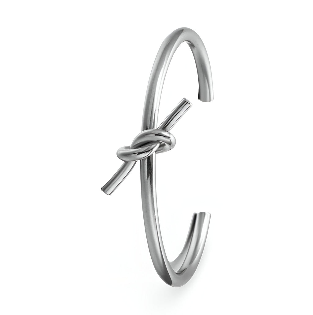Bracelet jonc en acier inoxydable argenté avec nœud minimaliste pour femme.