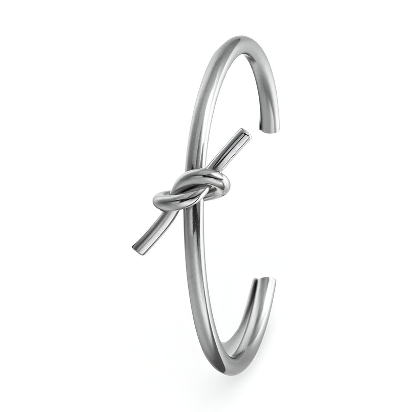 Bracelet jonc en acier inoxydable argenté avec nœud minimaliste pour femme.