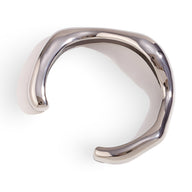 Bracelet jonc ondulé en acier inoxydable argenté au design moderne et minimaliste.