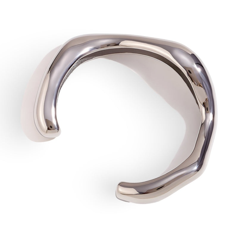 Bracelet jonc ondulé en acier inoxydable argenté au design moderne et minimaliste.