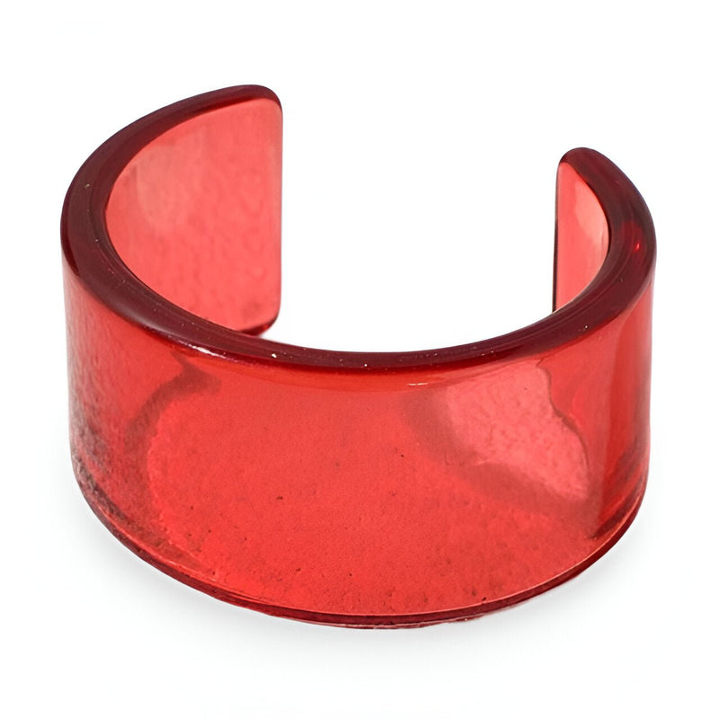 Bracelet jonc ouvert en résine rouge translucide, style moderne minimaliste pour femme.