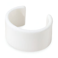 Bracelet jonc ouvert en résine blanche lisse, style minimaliste pour femme.