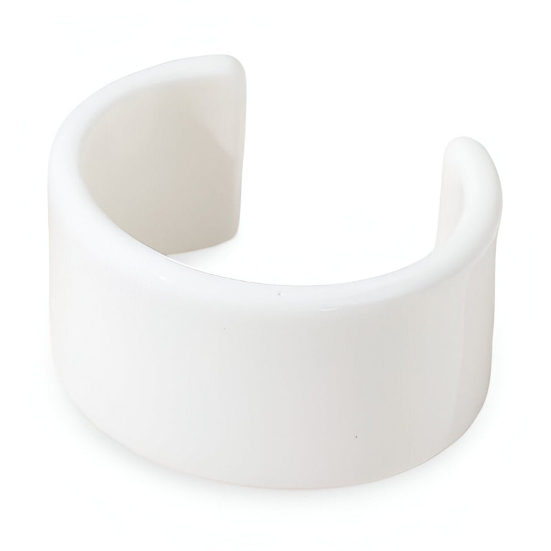 Bracelet jonc ouvert en résine blanche lisse, style minimaliste pour femme.
