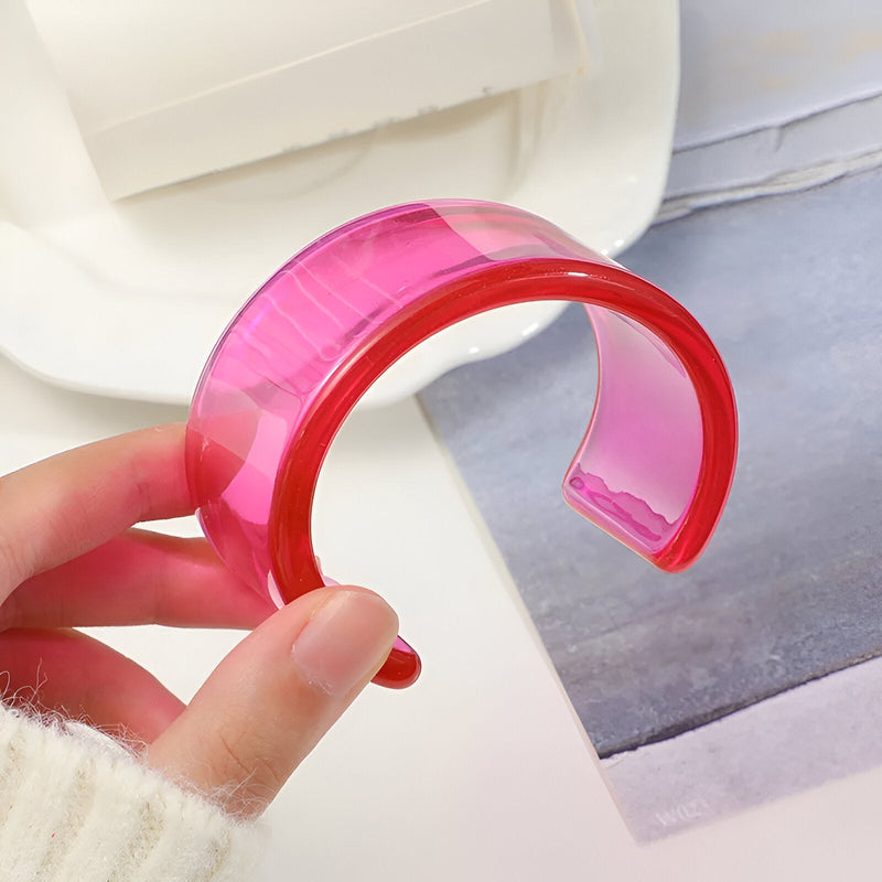 Bracelet jonc ouvert en résine rouge translucide brillant pour femme modèle Verida.