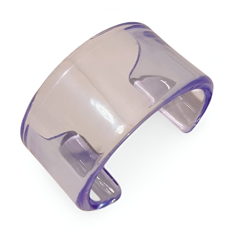 Bracelet jonc ouvert en résine transparente violette avec finition lisse et design minimaliste.