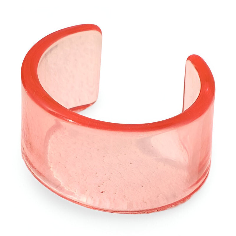 Bracelet jonc ouvert en résine transparente rose saumon, design épuré et moderne.