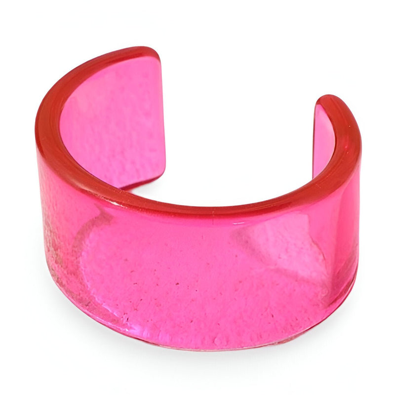 Bracelet jonc ouvert en résine transparente rouge vif, finition lisse et brillante.
