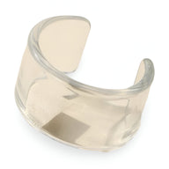 Bracelet jonc ouvert en résine transparente épaisse et brillante, style moderne et minimaliste.