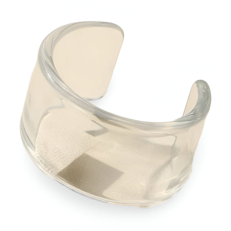 Bracelet jonc ouvert en résine transparente épaisse et brillante, style moderne et minimaliste.