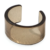Bracelet jonc ouvert en résine translucide couleur taupe, finition lisse et brillante.