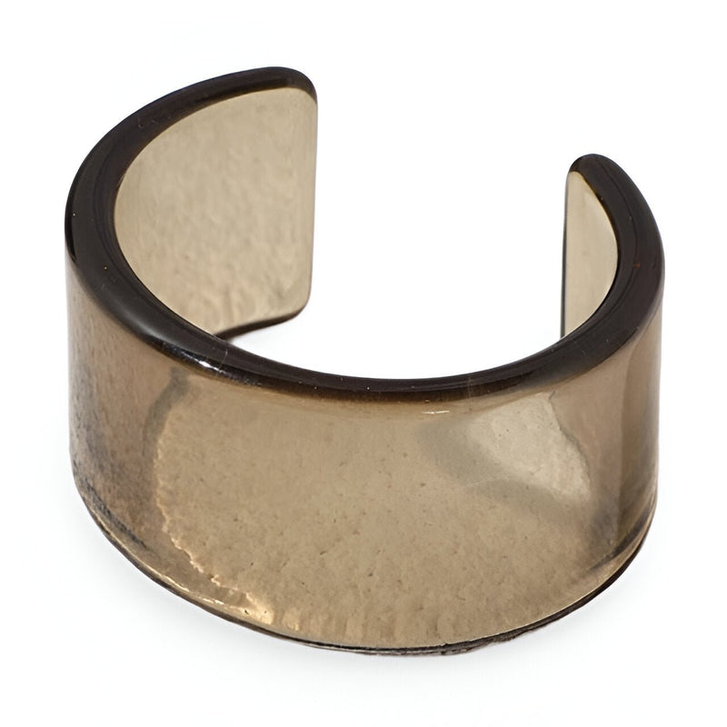 Bracelet jonc ouvert en résine translucide couleur taupe, finition lisse et brillante.
