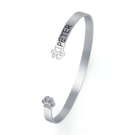 Bracelet jonc argenté avec patte d'animal et gravure personnalisée "PETER".