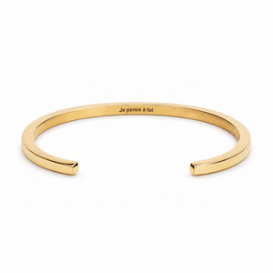 Bracelet jonc Vicky or, gravure personnalisée Je pense à toi, posé de face sur fond blanc