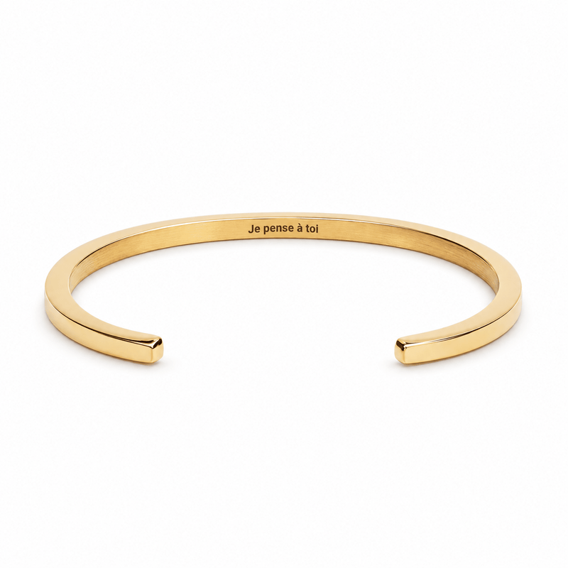 Bracelet jonc Vicky or, gravure personnalisée Je pense à toi, posé de face sur fond blanc
