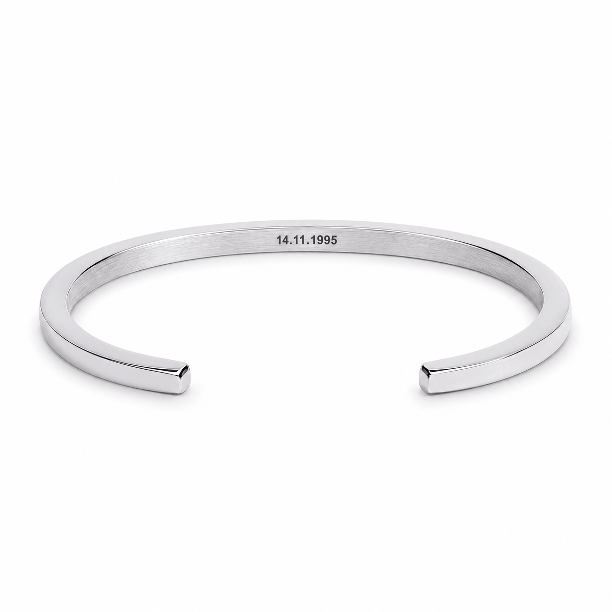 Bracelet jonc Vicky argent, gravure personnalisée 14.11.1995, posé de face sur fond blanc