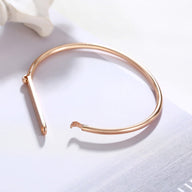 Bracelet jonc fin en acier inoxydable or rosé, modèle Garcia, design épuré et ouvert.