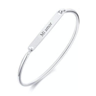 Bracelet jonc en acier inoxydable argenté avec plaque gravée "Mi amor" pour femme.