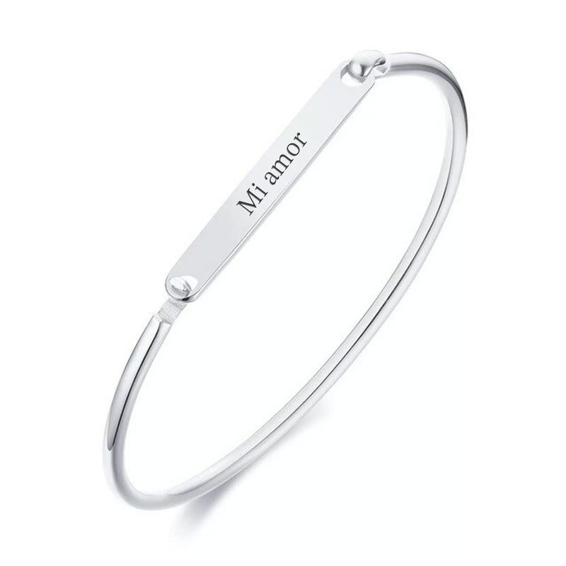 Bracelet jonc en acier inoxydable argenté avec plaque gravée "Mi amor" pour femme.