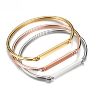 Lot de trois bracelets joncs fins en acier inoxydable or, or rosé et argent, avec plaque personnalisable.