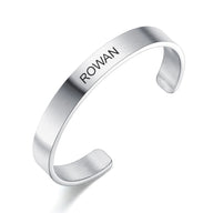 Bracelet jonc argenté en acier inoxydable pour homme, gravé Rowan, finition mate.