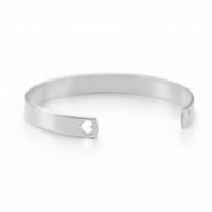 Bracelet jonc en argent sterling avec motif cœur découpé, design lisse et ouvert.