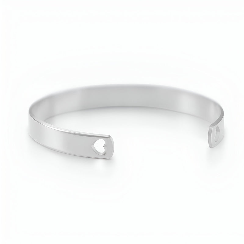 Bracelet jonc en argent sterling avec motif cœur découpé, design lisse et ouvert.