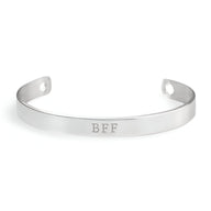 Bracelet jonc en argent sterling gravé BFF avec petits cœurs sur les extrémités.