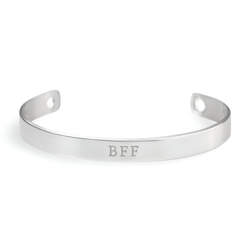 Bracelet jonc en argent sterling gravé BFF avec petits cœurs sur les extrémités.
